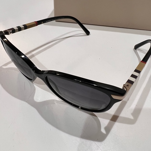 AUTHENTIC BURBERRY SUNNIES - Picture 5 of 8